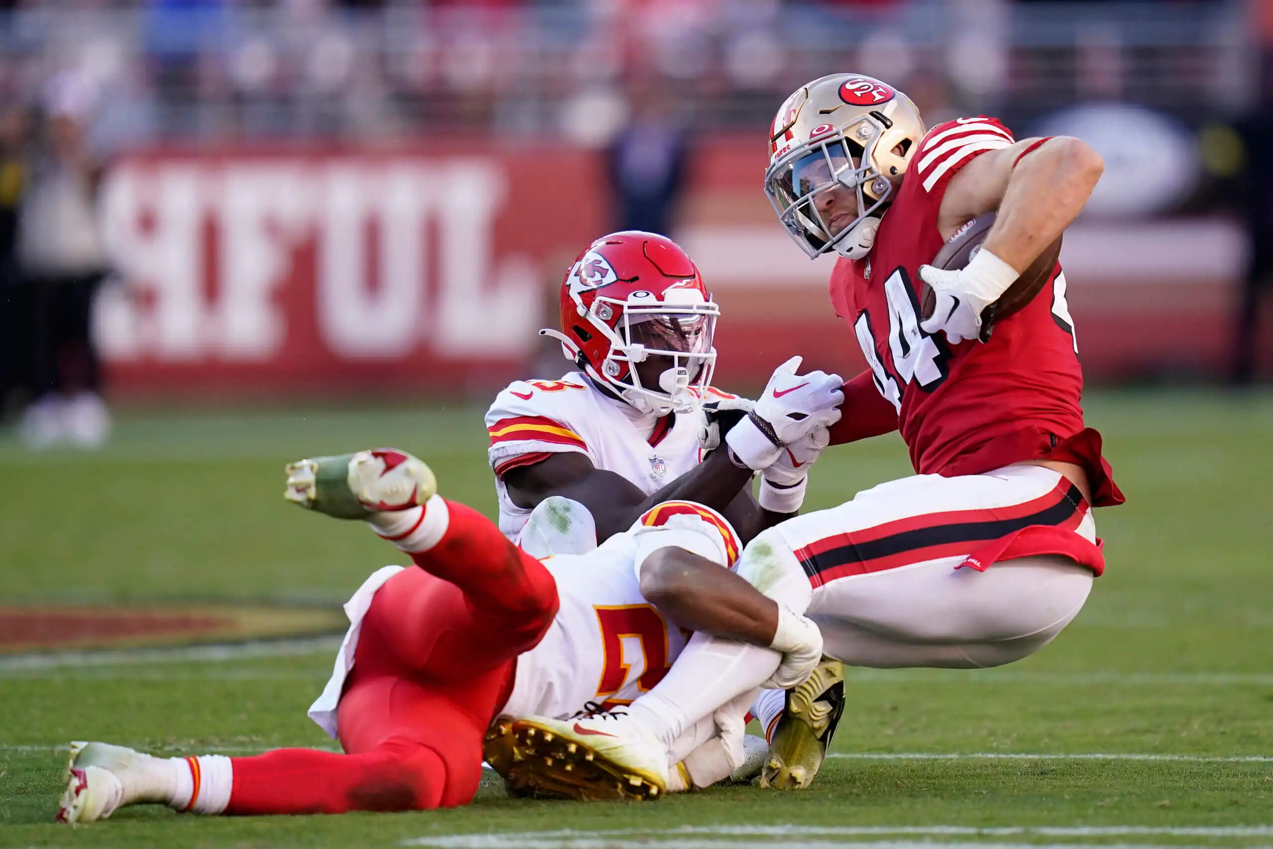 El fullback de los 49ers, Kyle Juszczyk, se somete a una cirugía en el dedo, está en duda para el partido de los Rams