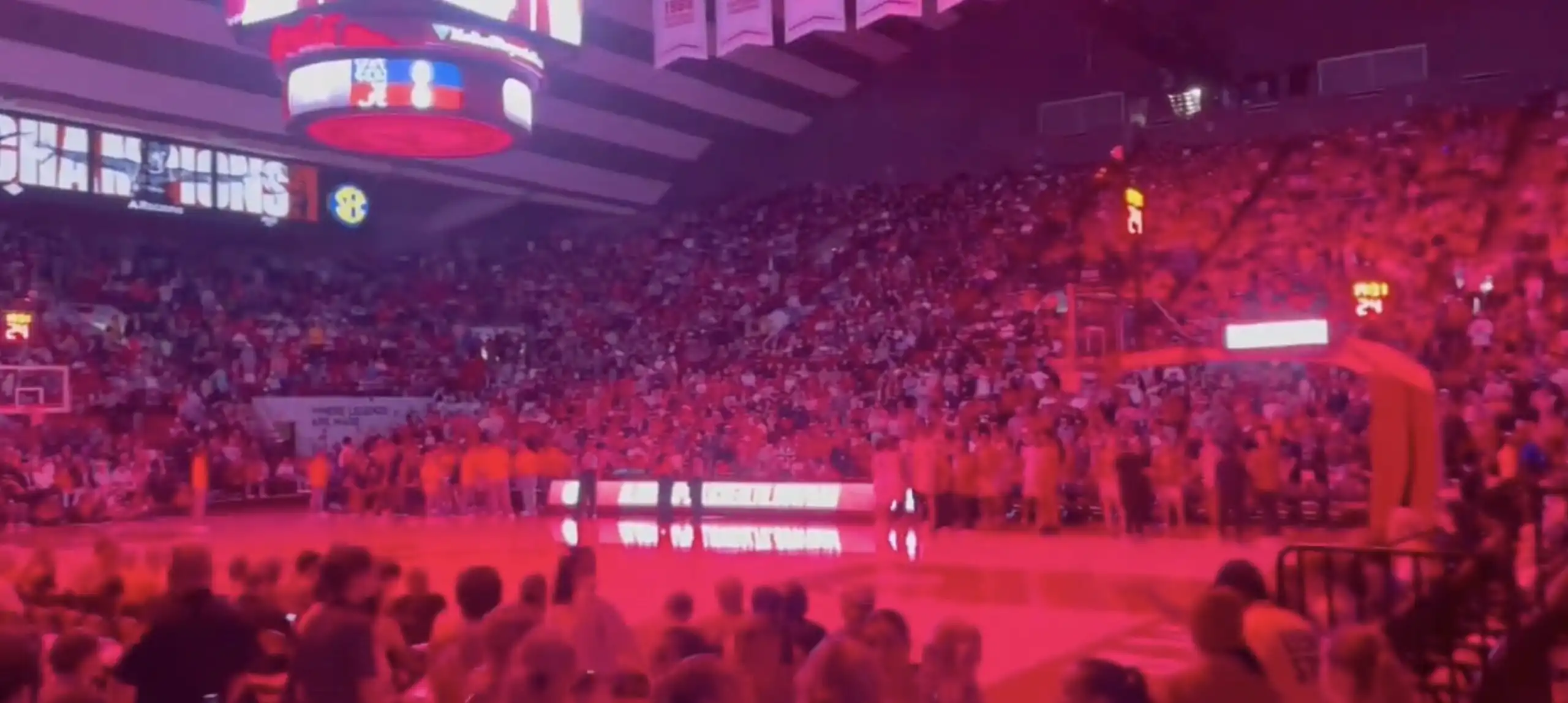 El juego de baloncesto de Alabama Auburn se retrasa por un mal funcionamiento de la luz, los fanáticos de Tide cantan F*ck You Auburn