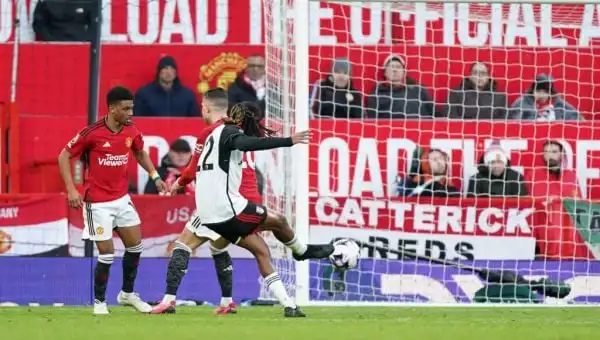 Alex Iwobi, gol en el último suspiro del Fulham gana al Manchester United