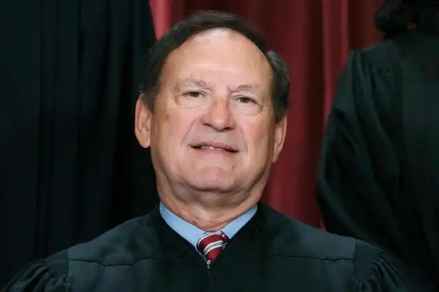 Alito se niega a renunciar a los casos de la Corte Suprema que involucran a Trump y el 6 de enero debido a controversias sobre banderas