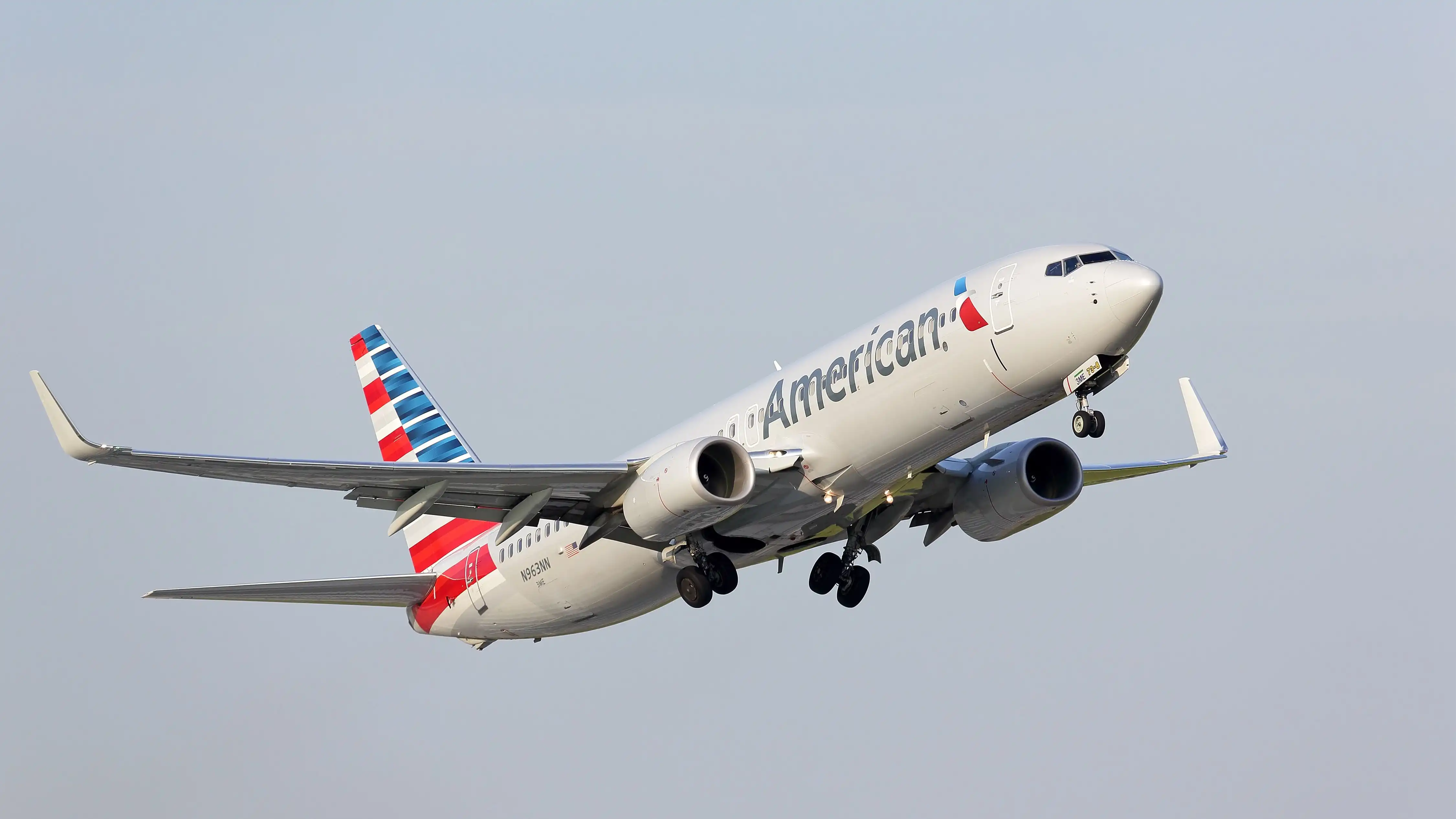 El Boeing 737-800 de American Airlines se desaloja de la puerta de embarque debido al mal tiempo en el Aeropuerto Internacional de Dallas Fort Worth
