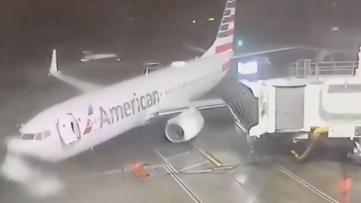 Avión Boeing 737 de American Airlines voló sobre la pista en Dallas