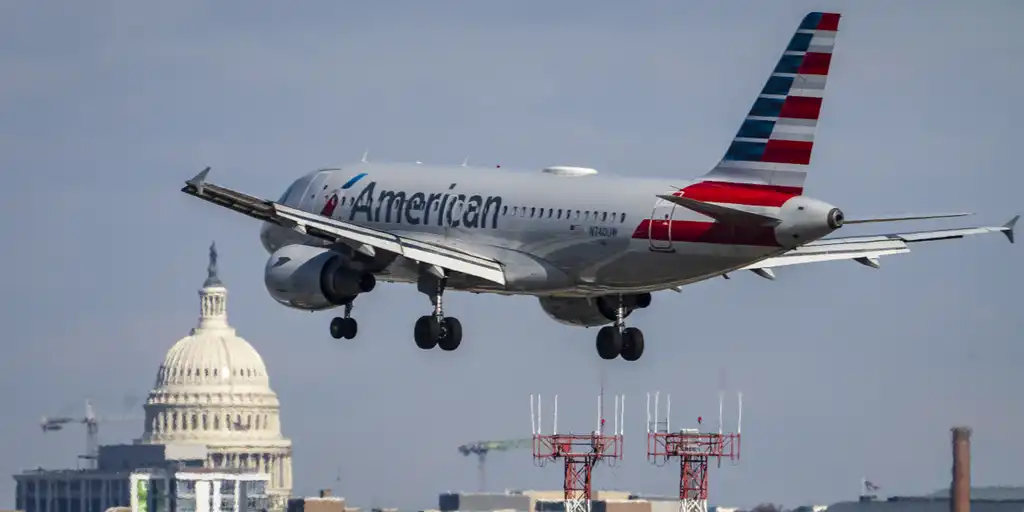 Demandan a un pasajero de American Airlines con cinta adhesiva en el asiento amordazado con la puerta abierta de la cabina en pleno vuelo