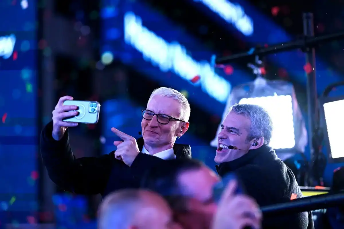 Anderson Cooper y Andy Cohen toman tragos de tequila en el programa New Year's Eve Live de CNN