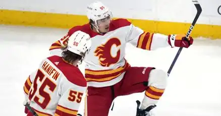 Andrei Kuzmenko debuta en Calgary, Fames venció a Bruins 4-1
