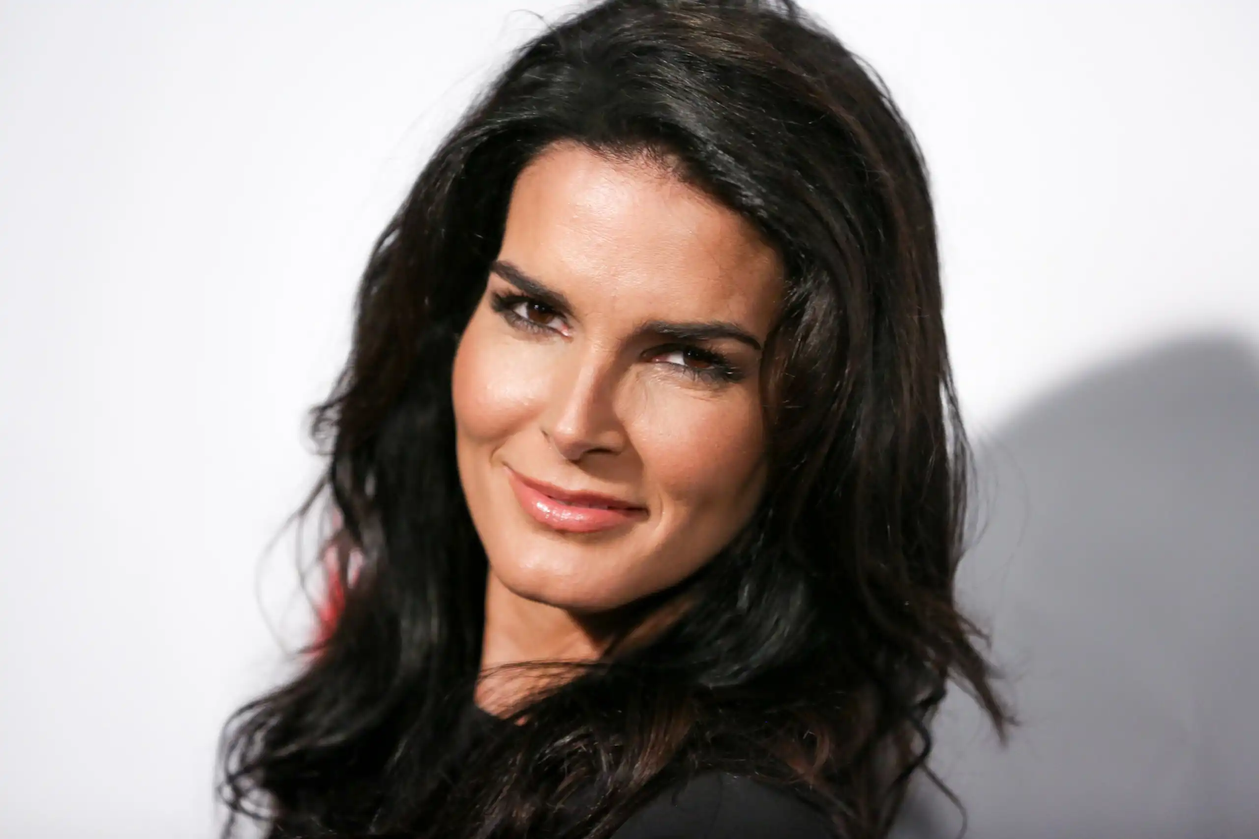 Angie Harmon presenta una demanda: perro asesinado a tiros por un ex comprador de Instacart - WCCB Charlotte's CW