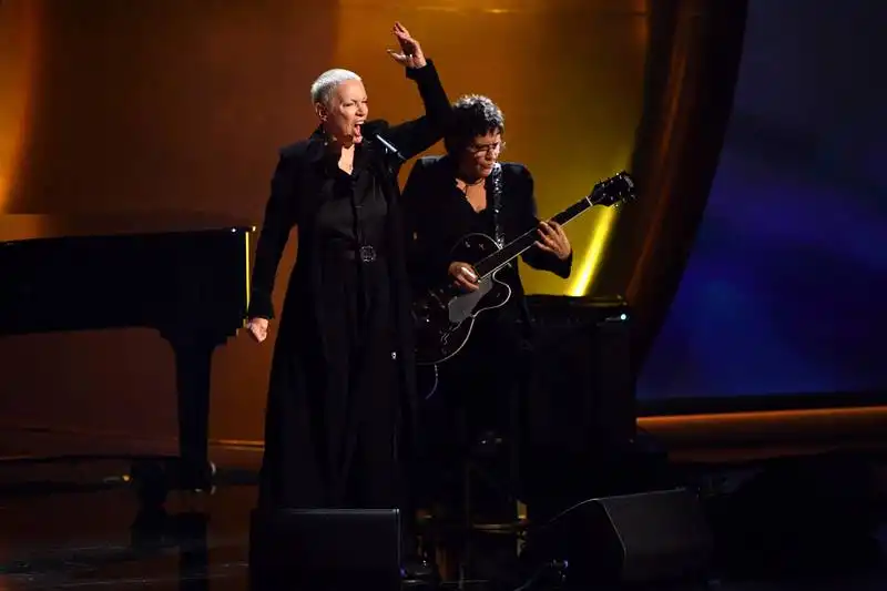 Annie Lennox Gaza alto el fuego emotivo Homenaje a Sinead O'Connor Grammys