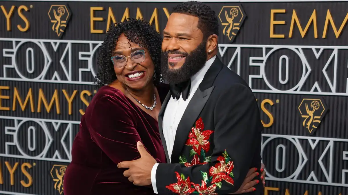 La madre de Anthony Anderson regaña el monólogo de los Emmy