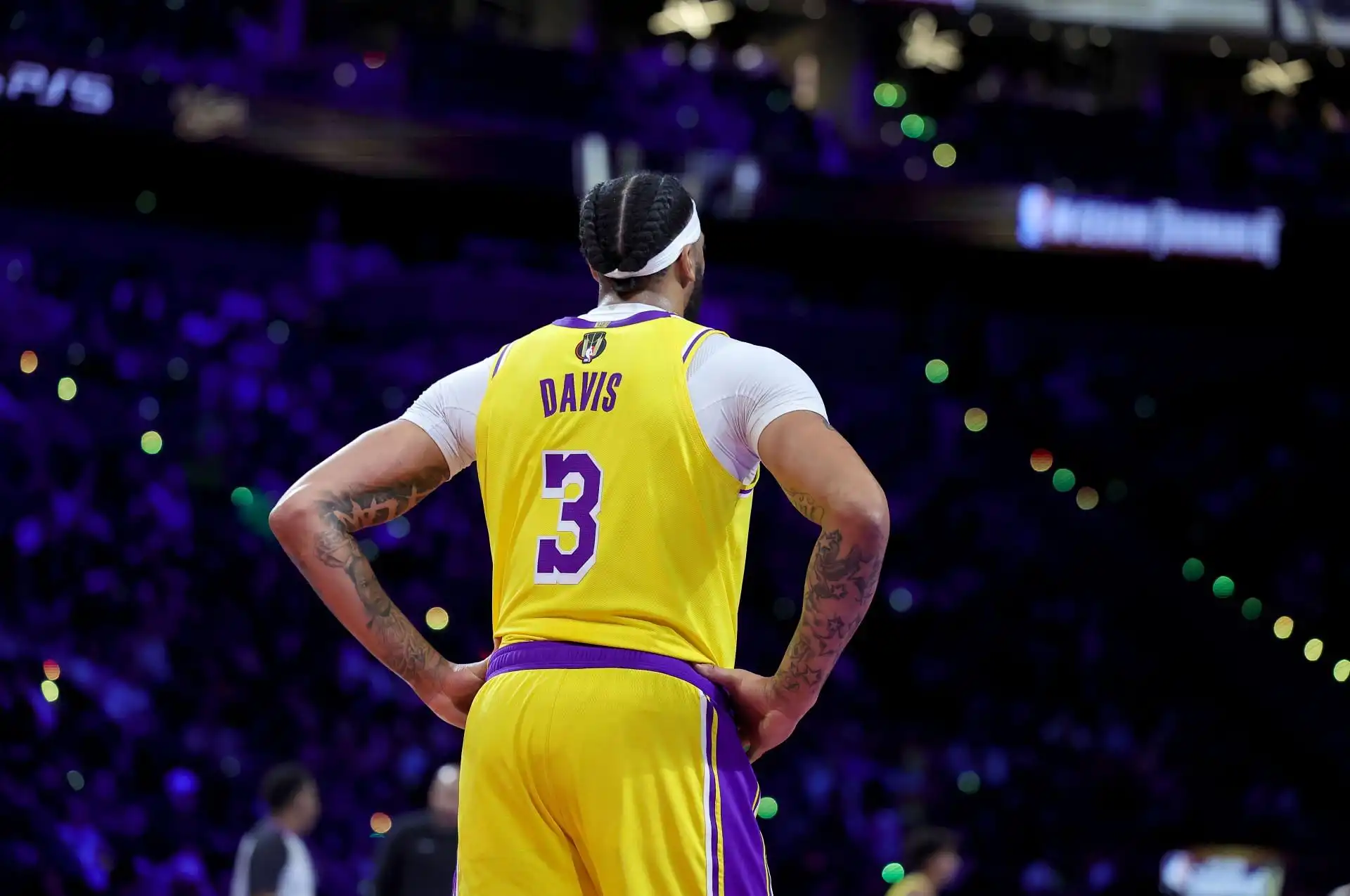 Lesión de Anthony Davis: Ausencia del pívot de los Lakers vs Spurs por una nueva dolencia mencionada por Darvin Ham