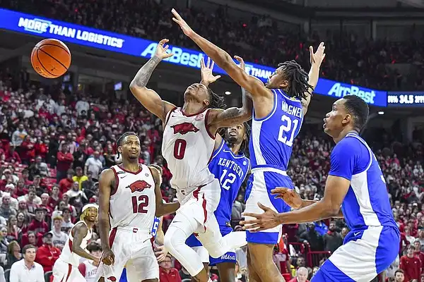 El equipo de baloncesto de Arkansas toma un camino diferente hacia un resultado familiar