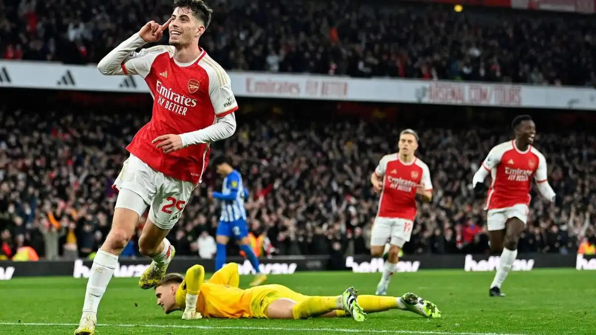 La victoria del Arsenal sobre el Brighton le devuelve a la cima mientras el Liverpool fracasa ante el Manchester United