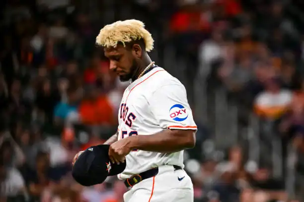 El lanzador de los Astros, Ronel Blanco, fue expulsado por usar material pegajoso: acusaciones de trampa desatacan controversia