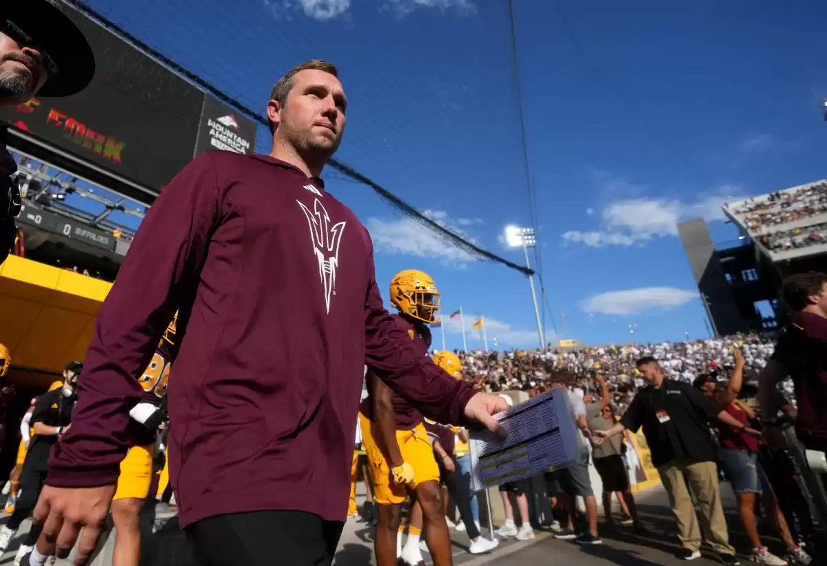 El entrenador de fútbol americano de ASU, Kenny Dillingham, se enfrenta a Dan Lanning de Oregón en una partida de ajedrez