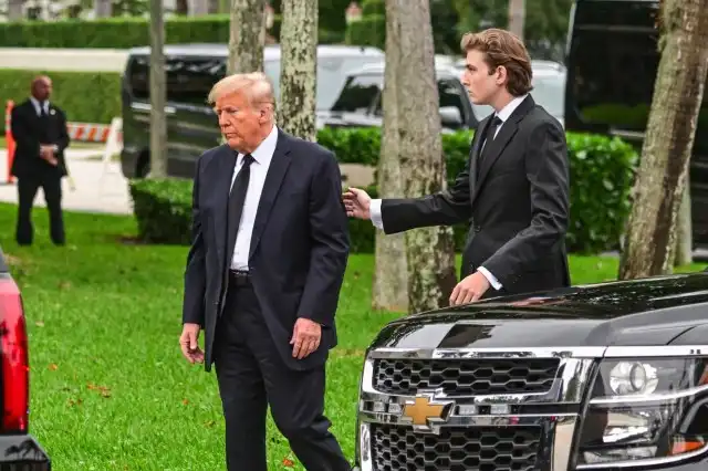 Barron Trump se acerca al funeral del padre de Melania