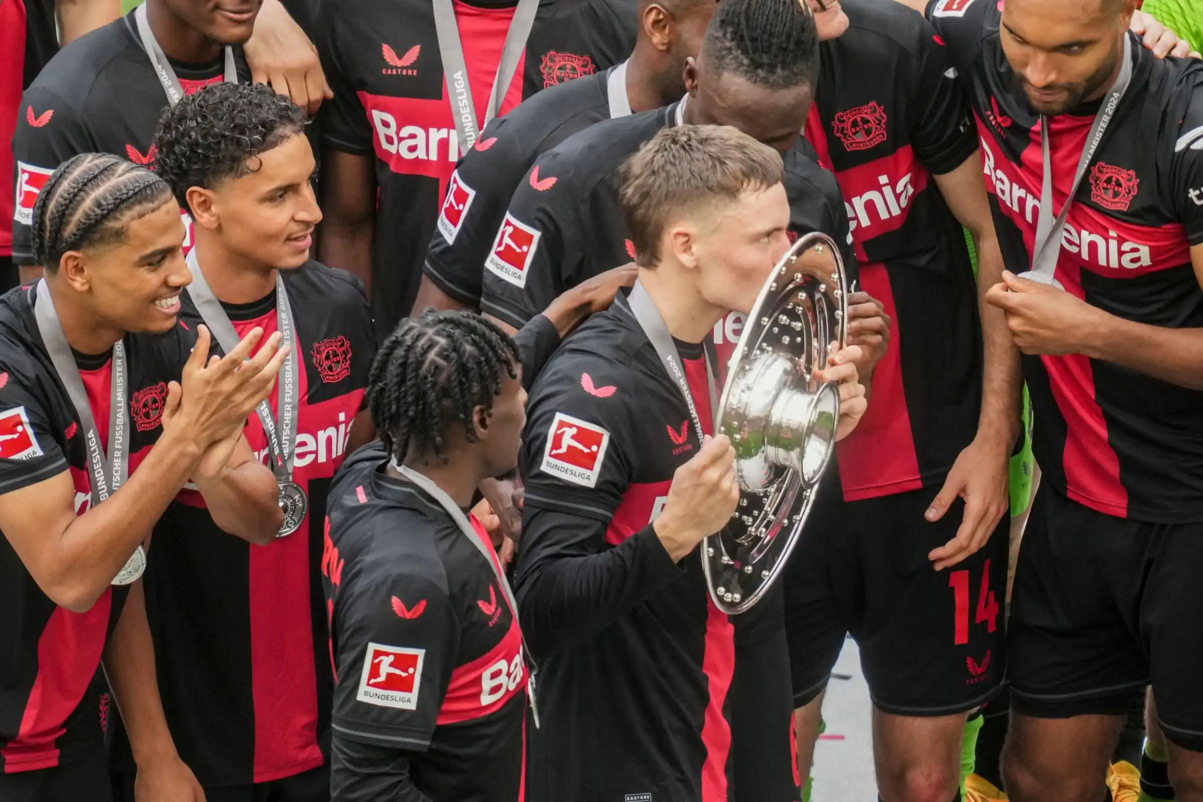 Bayer Leverkusen triunfa invicto en la temporada de la Bundesliga Augsburgo