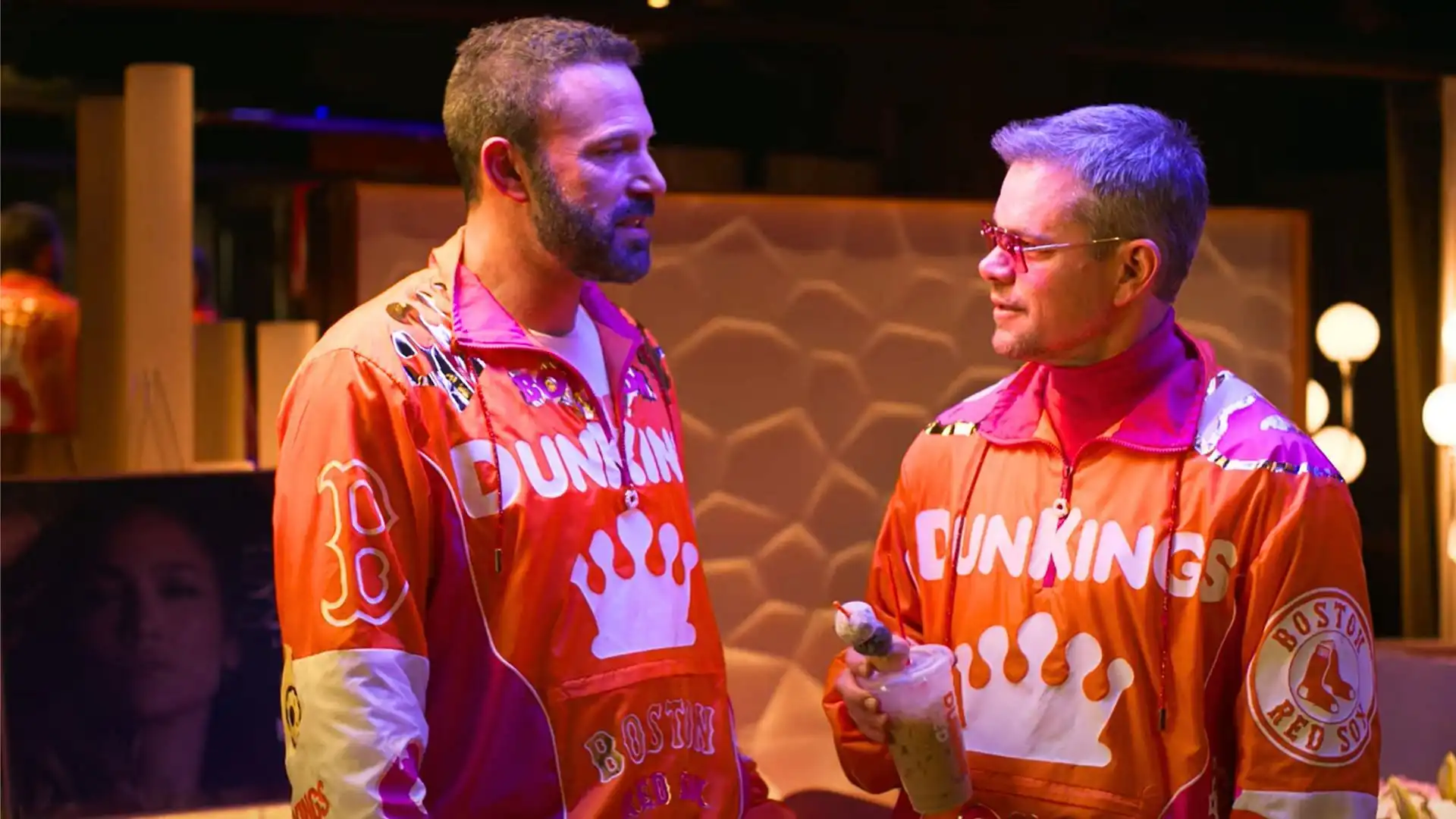 Ben Affleck presenta a la boy band de Dunkins con Matt Damon en un comercial del Super Bowl