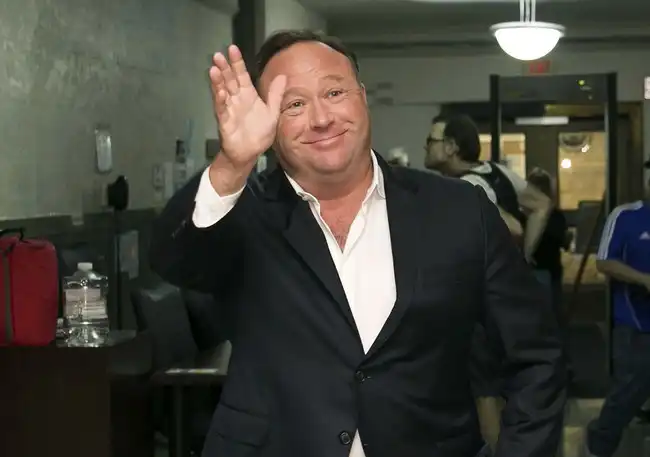 Los mejores colapsos sobre el regreso de Alex Jones a Twitter: REEE *respira* REEE *jadea*