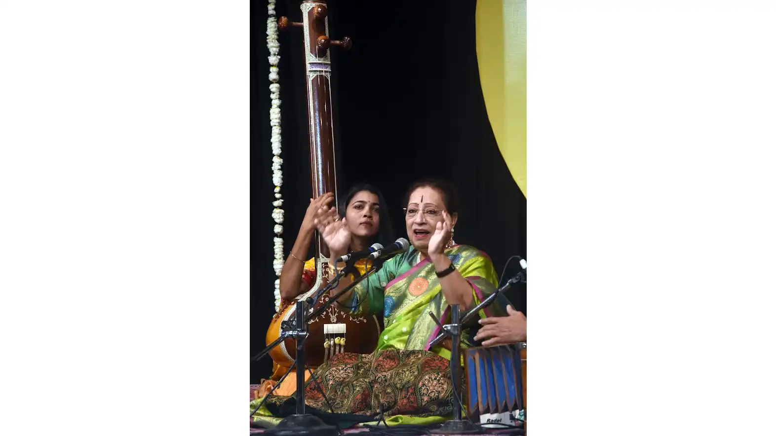 Bhopal: Actuación de Begum Parveen Sultana, aplausos del público