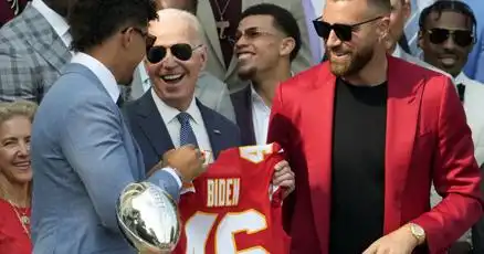 Biden recibe a los Kansas City Chiefs, sin Taylor Swift, para celebrar su victoria en el Super Bowl