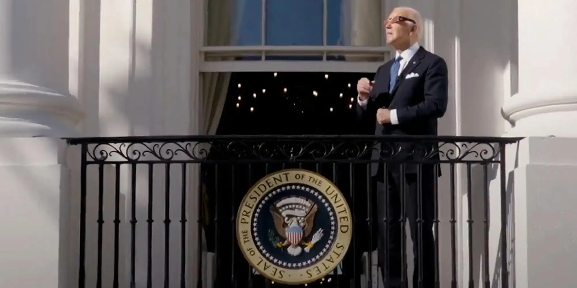 Biden trolea a Trump eclipsar el anuncio de servicio público de las gafas