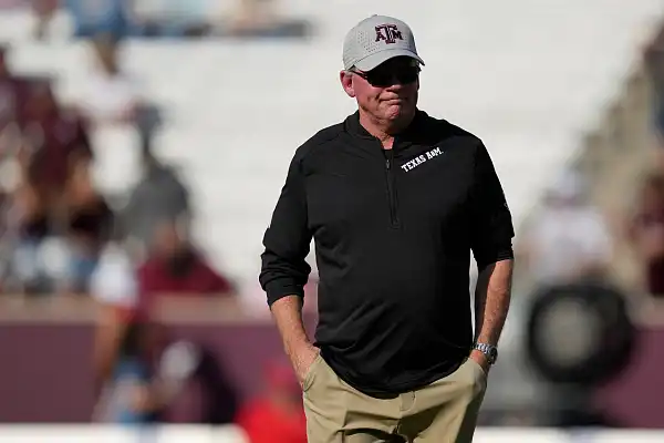 Bobby Petrino regresa a la posición de OC de Arkansas