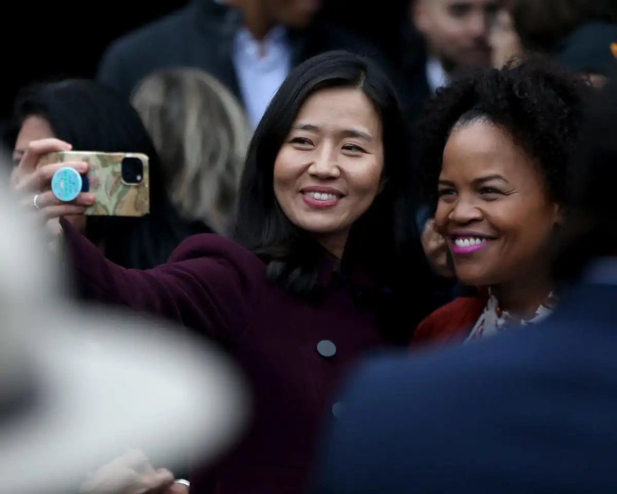 La alcaldesa de Boston, Michelle Wu, se disculpa por enviar a los electos de color a invitar a la fiesta navideña del pleno del concejo