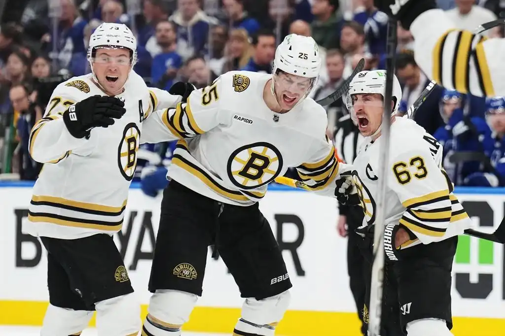 Brad Marchand anota dos goles y los Bruins derrotan a los Maple Leafs por 4-2 para tomar ventaja de 2-1 en la serie