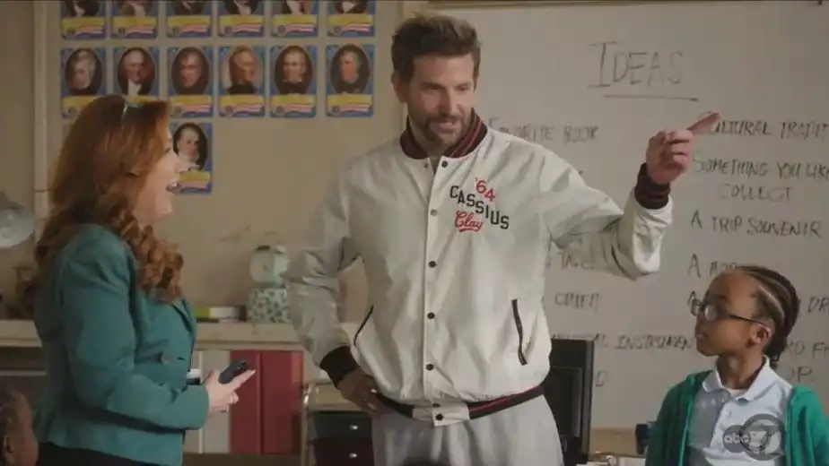 Bradley Cooper hace cameos en Abbott Elementary para autocriticarse a sí mismo sobre la campaña de los Oscar