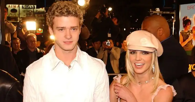 Los fans de Britney Spears se regocijan al destronar a la exitosa canción de Justin Timberlake 'Selfish' en las listas musicales