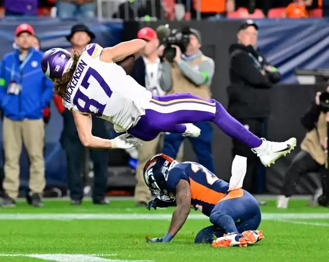 Los Broncos esperan la revisión de la NFL: el safety Kareem Jackson golpeó al mariscal de campo de los Vikings, Josh Dobbs