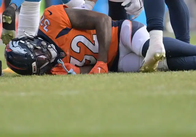 El safety de los Broncos, Delarrin Turner-Yell, sufre una rotura de ligamento cruzado anterior contra los Chargers, que será colocado en la lista de lesionados
