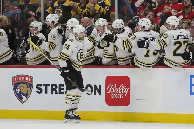 Los Bruins superan a los Panthers y extienden su racha de puntos