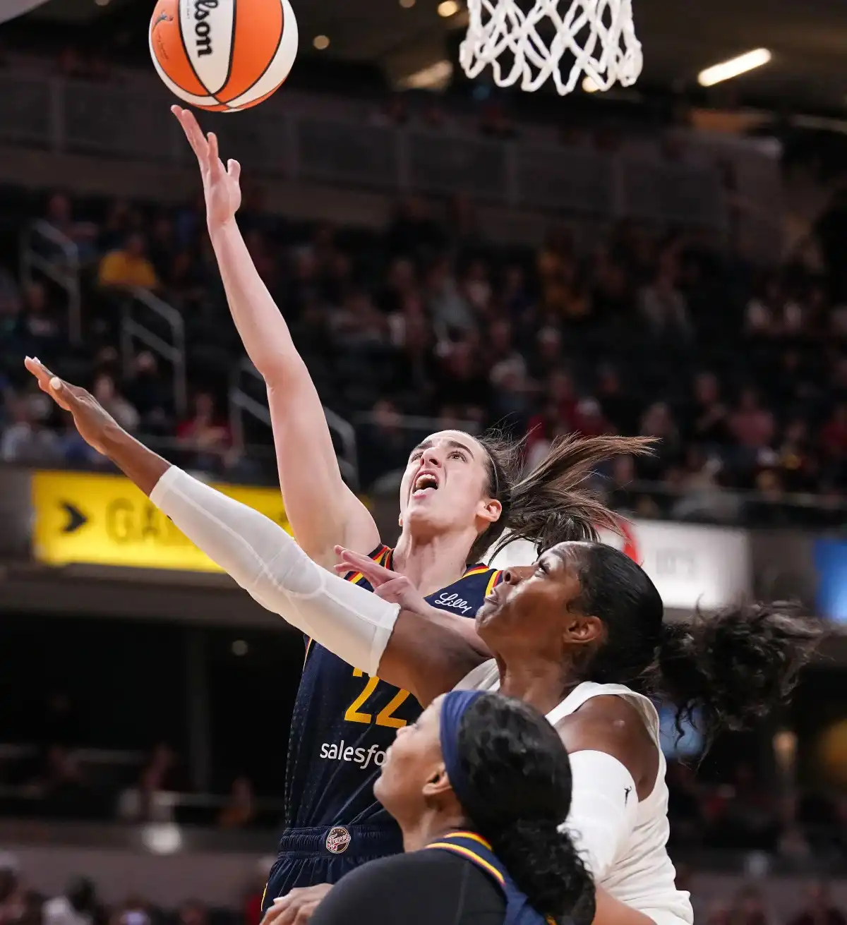 Caitlin Clark lleva a Indiana Fever a la victoria sobre Atlanta Dream en la pretemporada de la WNBA