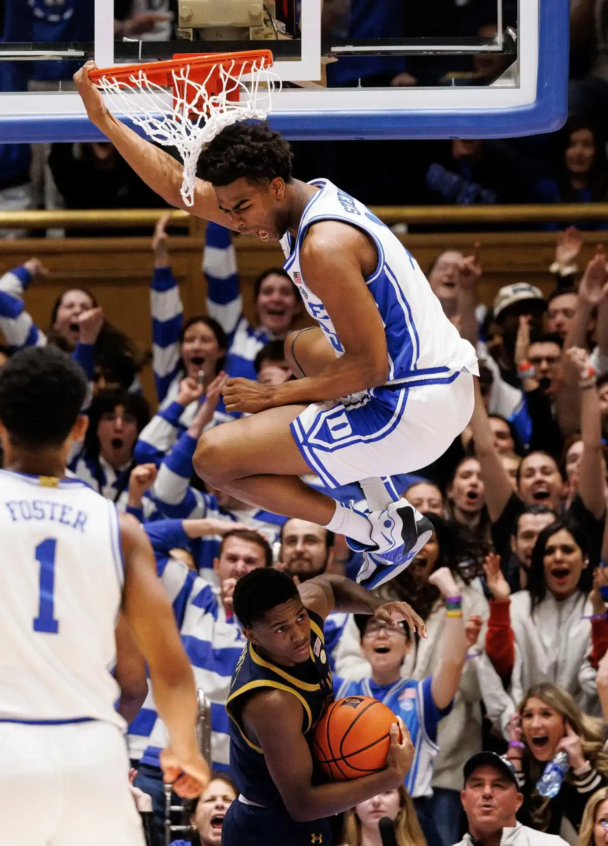 Caleb Foster lleva al baloncesto de Duke a la victoria nocturna contra Notre Dame - Yahoo Sports