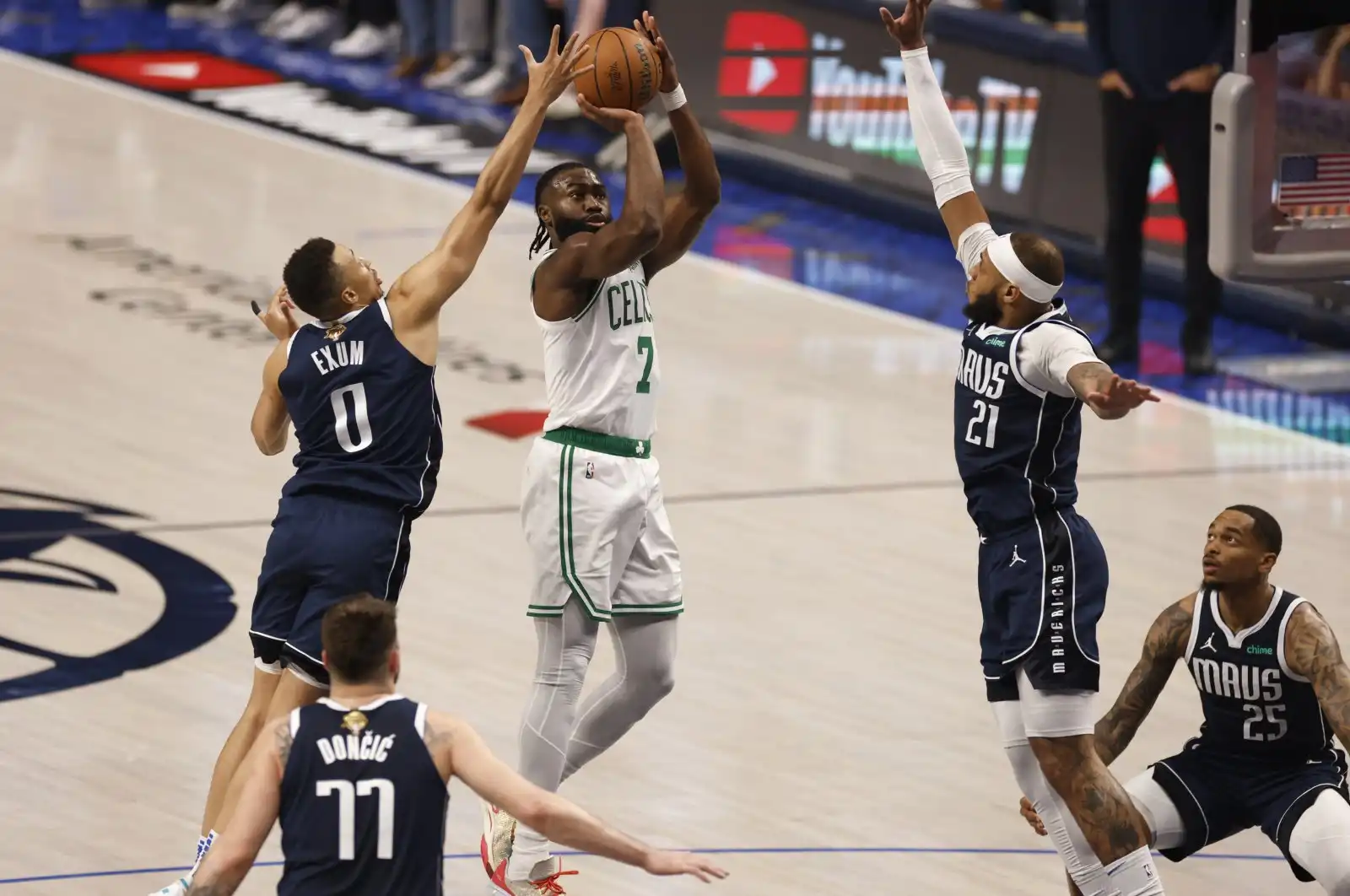 Los Celtics superan a los Mavericks para mantener el camino hacia el campeonato de la NBA.
