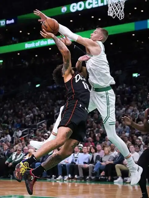 Los Celtics envían a Detroit a la NBA empatando su 28ª derrota consecutiva al vencer 128-122 a los Pistons en la prórroga
