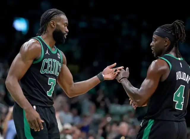 El escolta de los Celts, Jrue Holiday, conecta con Jayson Tatum y Jaylen Brown