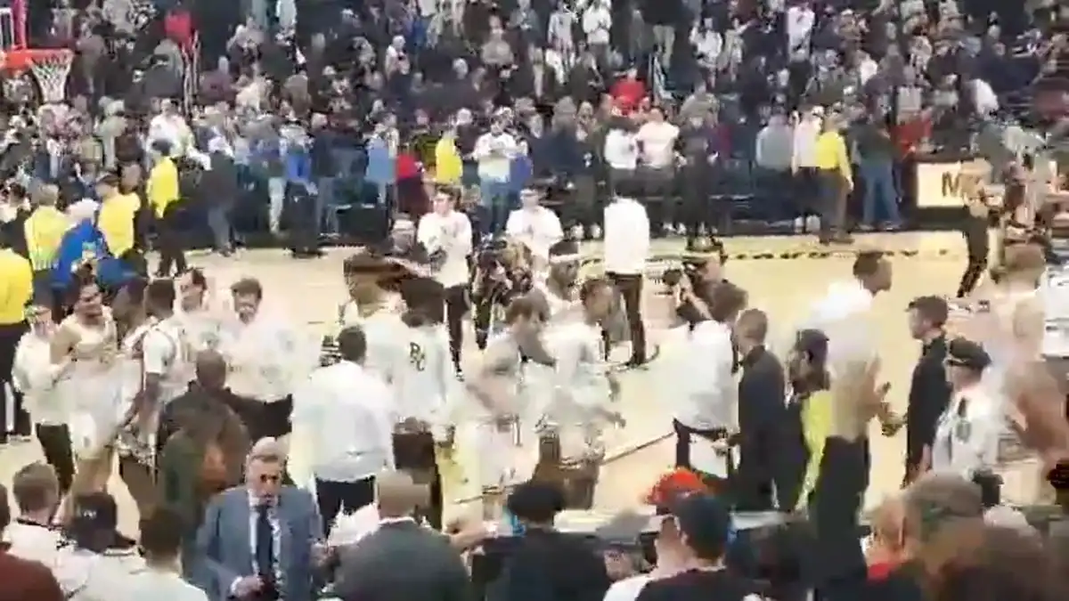 El caos estalla entre los fanáticos afuera del juego de baloncesto de Georgetown Providence