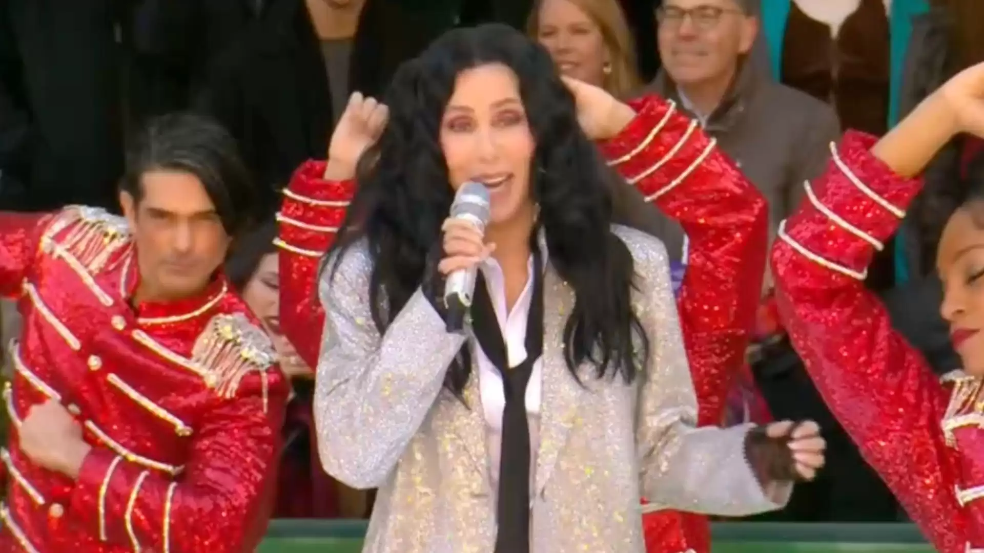 Critican a Cher por sincronizar los labios en el desfile del Día de Acción de Gracias de Macy's