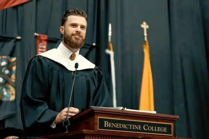 Harrison Butker, de los Chiefs, critica a los líderes católicos en su discurso de graduación del Colegio Benedictino
