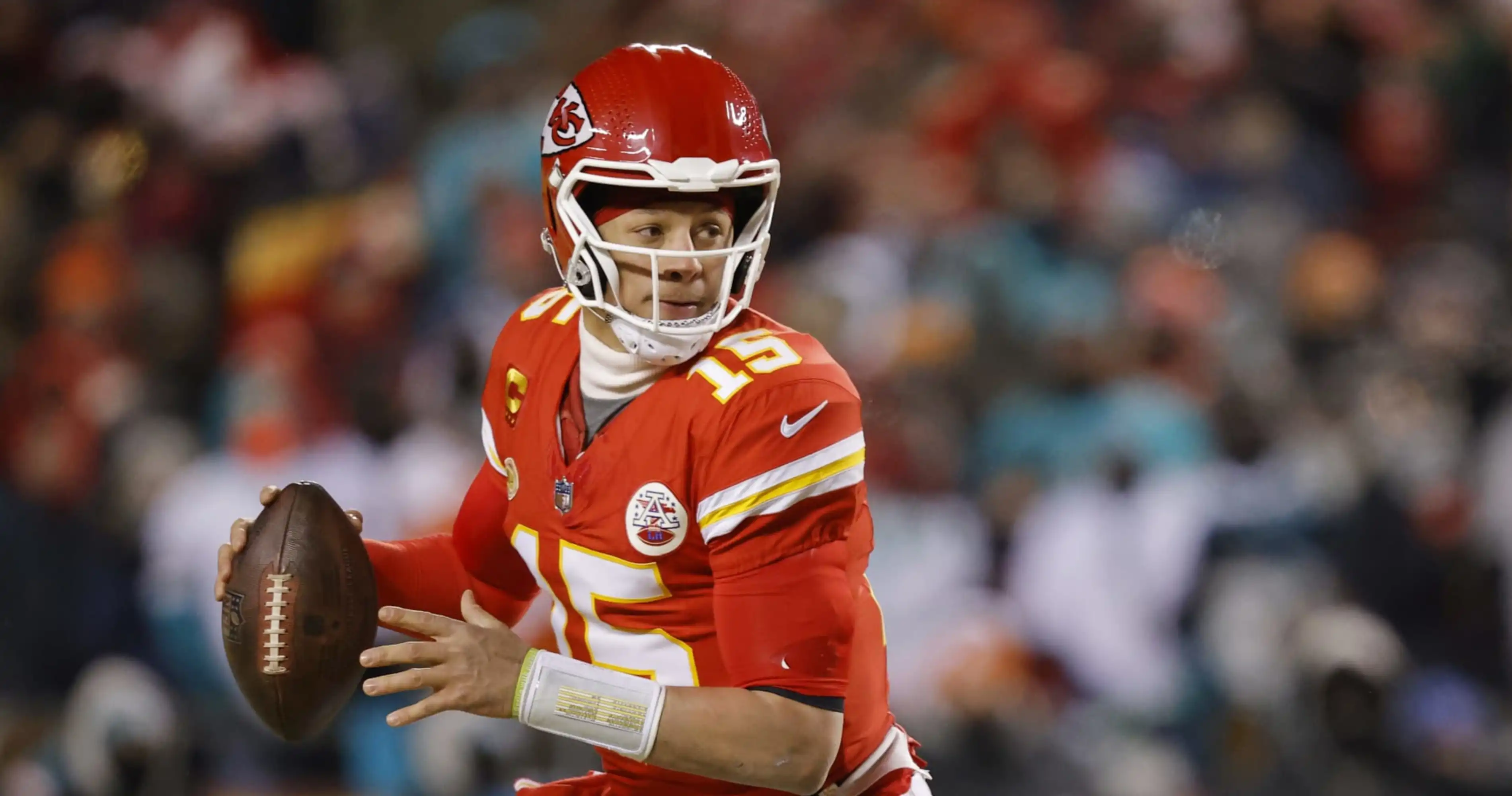 El casco de Patrick Mahomes de los Chiefs destroza primero a los Dolphins