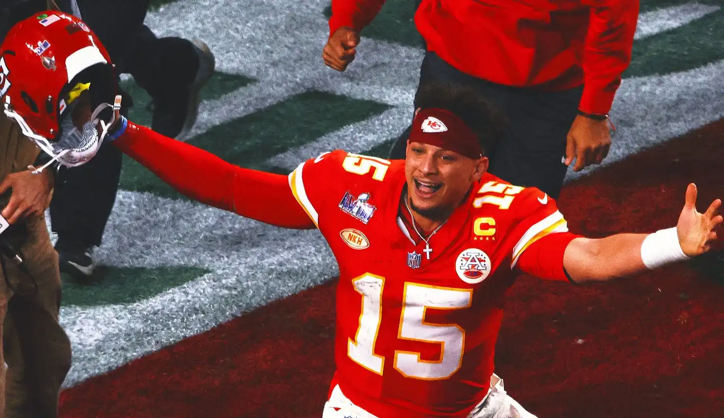 El mariscal de campo de los Chiefs, Patrick Mahomes, Jugador Más Valioso del Super Bowl, tercer título