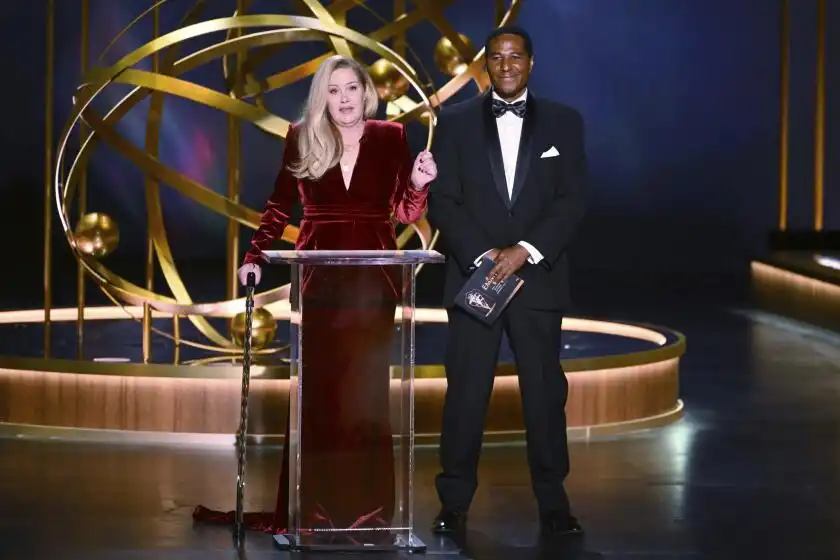 Christina Applegate habla sobre la enfermedad y bromea sobre "el cuerpo no es de Ozempic" en los Emmy