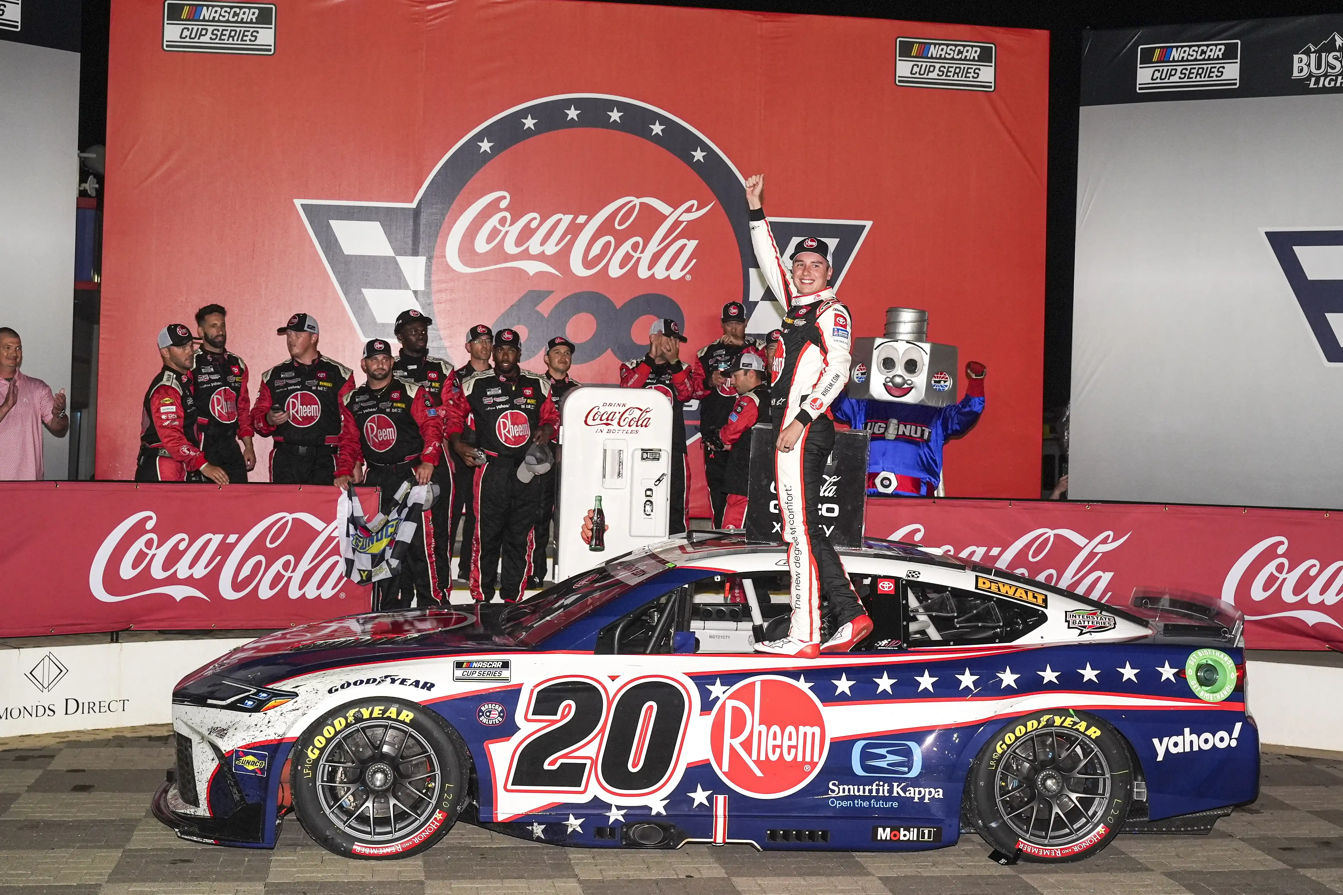 Christopher Bell gana la Coca-Cola 600 después de que NASCAR suspendiera los esfuerzos de secado de la pista
