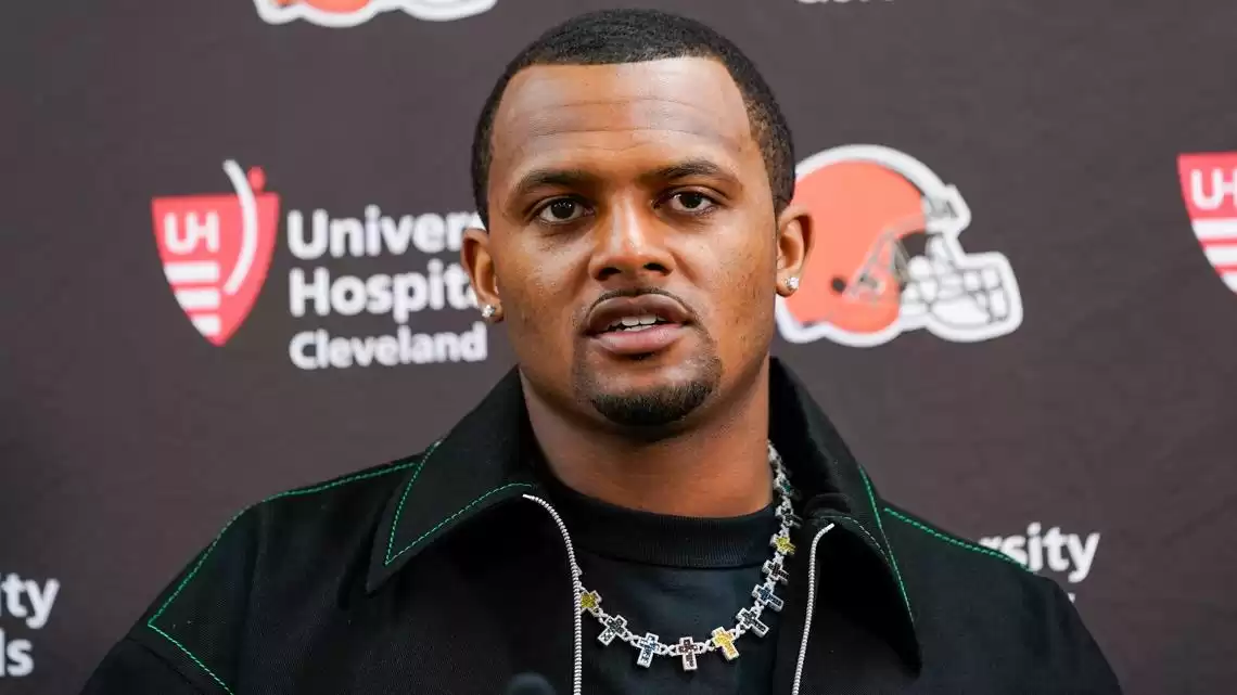 El mariscal de campo de los Cleveland Browns, Deshaun Watson, reacciona después de que una lesión en el hombro terminara la temporada