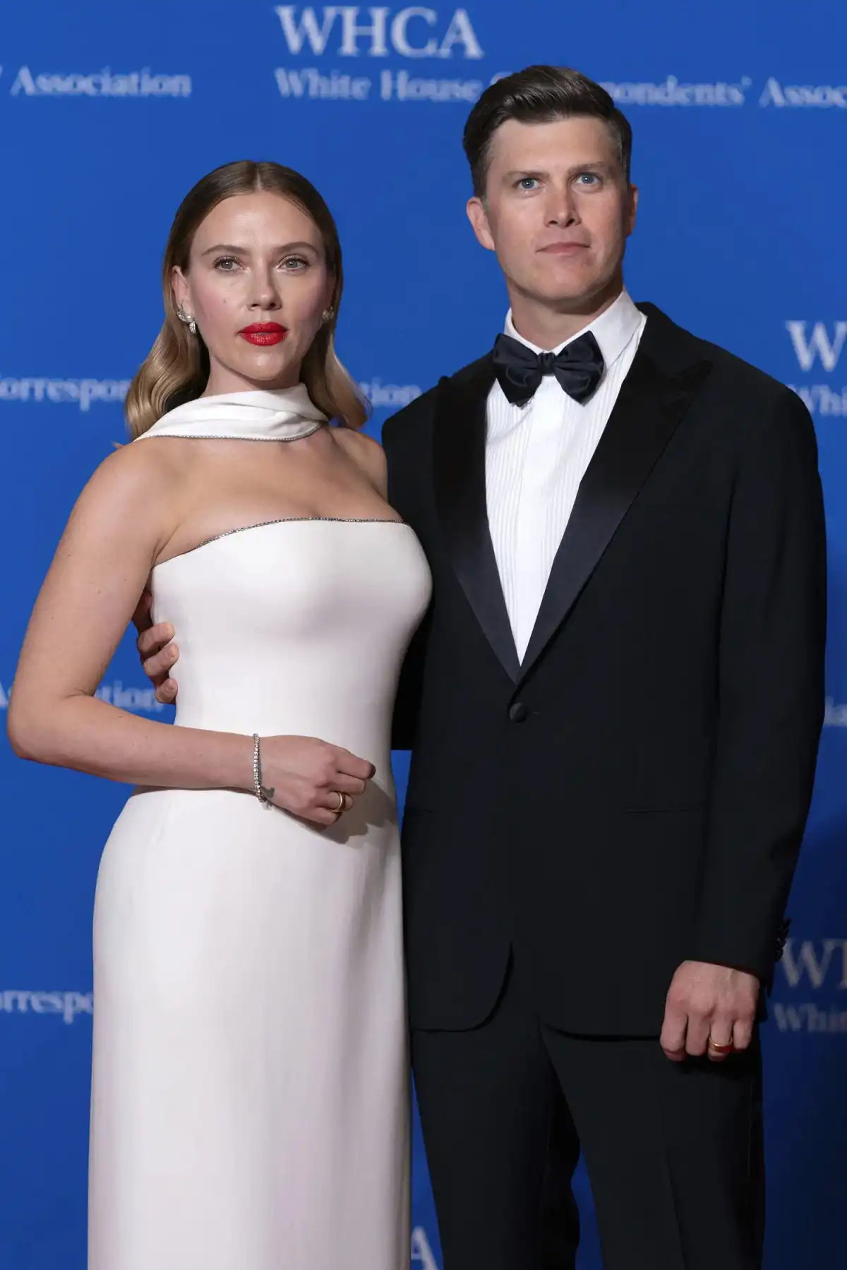 Colin Jost bromea sobre su relación con Scarlett Johansson en la cena de corresponsales de la Casa Blanca