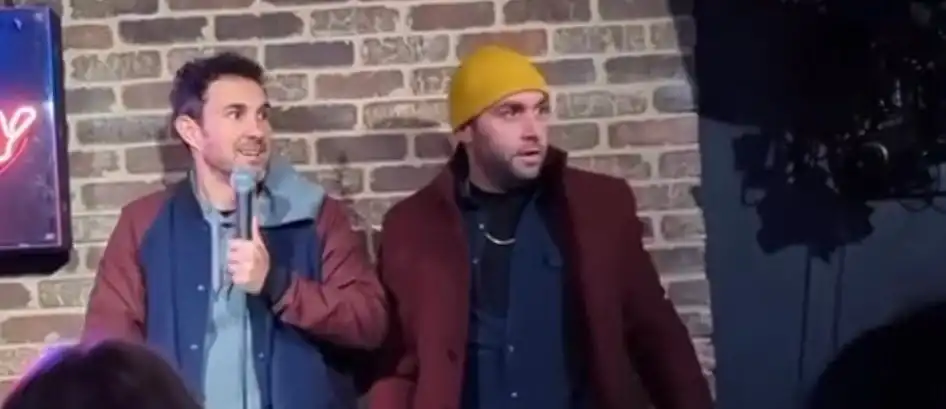 El comediante Mark Normand salió corriendo del club de Nueva York después de que un hombre extraño se uniera a él en el escenario