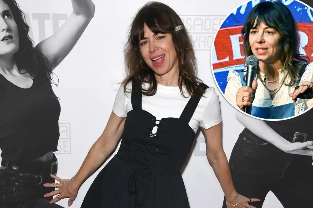 La comediante Natasha Leggero hace topless durante un set de stand-up en Los Ángeles y bromea sobre la desnudez