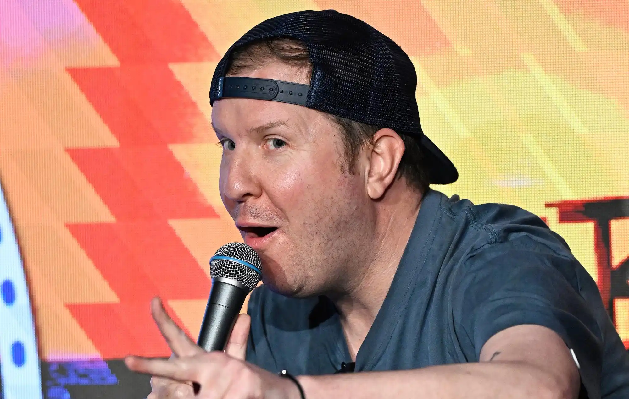 El comediante Nick Swardson fue abucheado fuera del escenario por parecer borracho