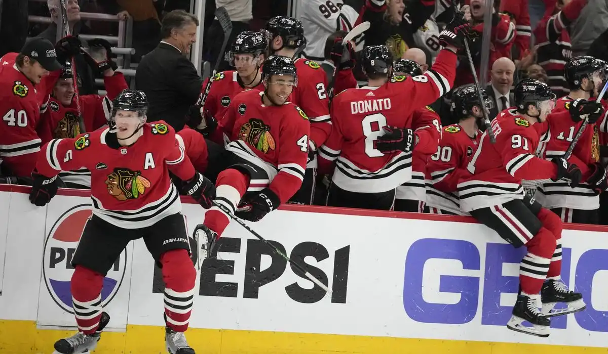 Un gol de Connor Bedard en tiempo extra impulsa a los Chicago Blackhawks a vencer a los Jets